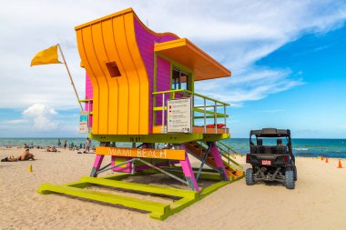 MIAMI BEACH, ABD - 29 Mart 2020: Cankurtaran kulesi ve güneşli bir günde Miami Beach, Florida 'da bir sahil kurtarma aracı