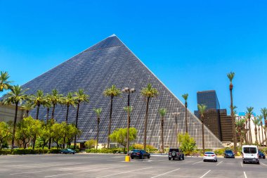 LAS VEGAS, ABD - 29 Mart 2020: Las Vegas, Nevada, ABD 'deki Luxor Hotel ve Kumarhanesi