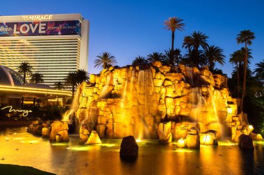 LAS VEGAS, ABD - 29 Mart 2020: Las Vegas 'taki Mirage Otel ve Kumarhanesi' ndeki yapay volkan