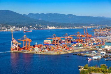 VANCOUVER, CANADA - 2 Nisan 2020: Vancouver Centerm Terminal 'in panoramik hava görüntüsü - Konteynır liman terminali güneşli bir günde, Kanada