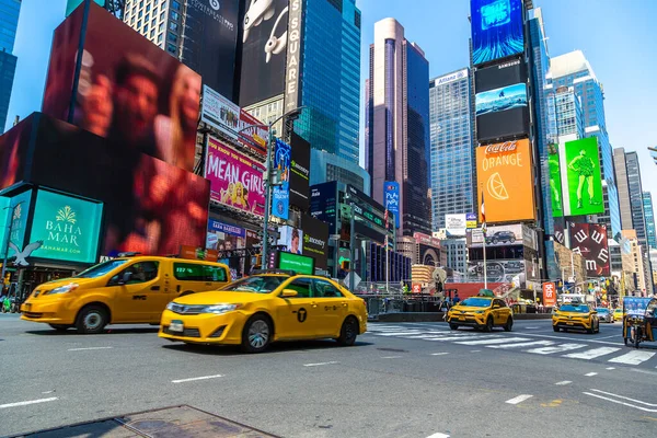 NEW YORK CITY, ABD - 15 Mart 2020: Times Square 'deki sarı taksi ABD' nin New York şehrinin bir sembolüdür