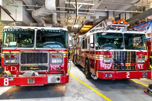 2020年3月15日 アメリカ ニューヨーク市マンハッタンの消防署に消防車が停車 — ストック写真