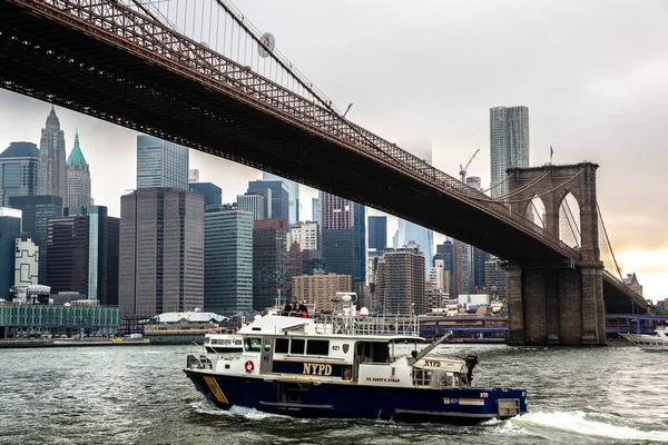 Нью Йорк Сша Марта 2020 Года Полицейская Лодка Бруклинском Мосту — стоковое фото