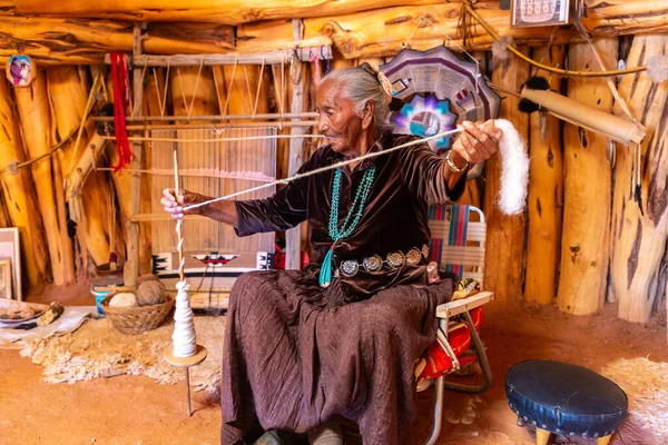 ARIZONA, ABD - 29 Mart 2020: Navajo ulus rezervasyonundaki yaşlı Navajo kadını Arizona, Monument Valley, ABD