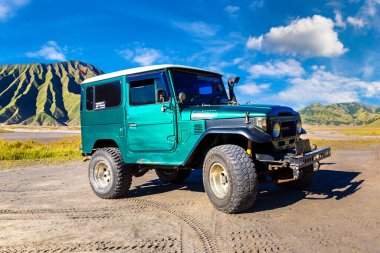 EAST JAVA, INDONESIA - 27 Şubat 2020: Endonezya 'daki Bromo Dağı, Java Adası' nda kiralık turistler 4x4 Jeep