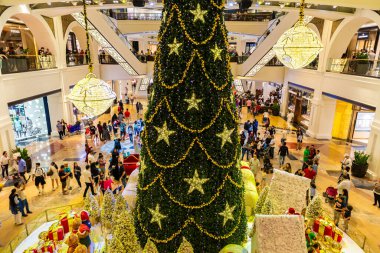 DUBAI, BAE - 25 Aralık 2019: Dubai, Birleşik Arap Emirlikleri 'ndeki Emirlikler Merkezi' nde Noel ağacı