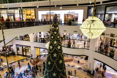 DUBAI, BAE - 25 Aralık 2019: Dubai, Birleşik Arap Emirlikleri 'ndeki Emirlikler Merkezi' nde Noel ağacı