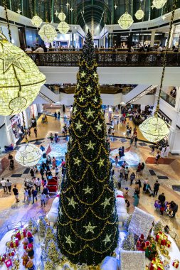 DUBAI, BAE - 25 Aralık 2019: Dubai, Birleşik Arap Emirlikleri 'ndeki Emirlikler Merkezi' nde Noel ağacı