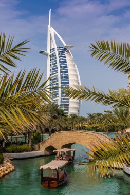 DUBAI, BİRLİK ARAB EMIRATES - 31 HAZİRAN 2020: Güneşli bir Dubai gününde Madinat Jumeirah lüks otelinden Burj Al-Arap oteline bakın
