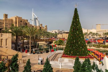 DUBAI, BAE - 25 Aralık 2019: Burj Al Arap Oteli, Madinat Jumeirah ve Dubai 'deki Noel ağacı, Birleşik Arap Emirlikleri
