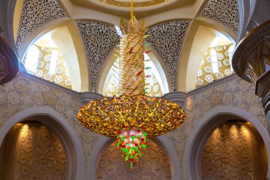 ABU DHABI, BİRLİK ARAB EMIRATES - 31 Ocak 2019: Abu Dabi 'deki Şeyh Zayed Büyük Camii, Birleşik Arap Emirlikleri