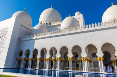 ABU DHABI, BİRLİK ARAB EMIRATES - 31 Ocak 2019: Abu Dabi 'deki Şeyh Zayed Büyük Camii, Birleşik Arap Emirlikleri