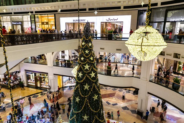 2019年12月25日 阿拉伯联合酋长国迪拜酋长国购物中心的圣诞树 阿联酋迪拜 — 图库照片