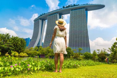 SINGAPORE, SINGAPORE - 26 Şubat 2020: Singapur 'daki Marina Bay Sands Oteli' ne bakan kadın gezgin