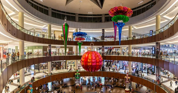 2019年12月25日 阿联酋迪拜 迪拜购物中心全景圣诞装饰在阿拉伯联合酋长国迪拜 — 图库照片
