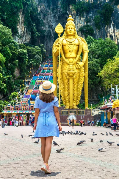 クアラルンプール マレーシア 2020年2月25日 マレーシアのクアラルンプールで晴れた日にバトゥ洞窟 ヒンドミズム寺院の女性旅行者 — ストック写真