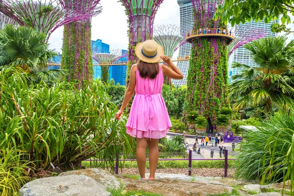 Singapore June 2019 Woman Traveler Wearing Pink Dress Straw Hat — Stock Photo, Image