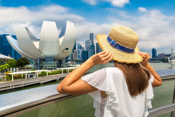 Singapore Singapore February 2020 Woman Traveler Looking Artscience Museum Sunny — Stock Photo, Image