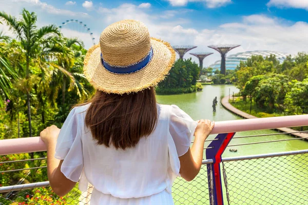 Singapur Junio 2019 Mujer Viajera Vestida Blanco Sombrero Paja Gardens —  Fotos de Stock