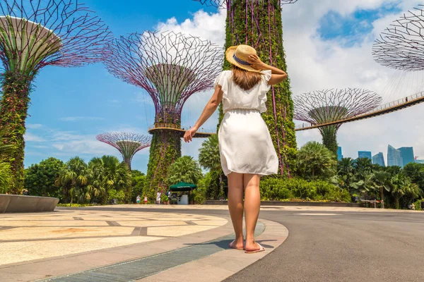 Singapore June 2019 Woman Traveler Wearing White Dress Straw Hat — Stock Photo, Image