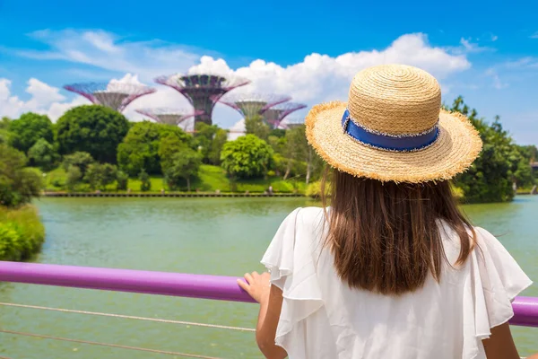 シンガポール 2019年6月23日 シンガポールのベイにあるガーデンズ ベイで白いドレスと麦藁帽子を身に着けている女性旅行者 — ストック写真