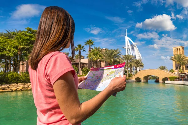 Dubai Rli Arab Emirates Ocak 2020 Mutlu Kız Gezgin Dubai — Stok fotoğraf