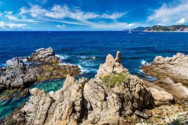 Sahil Lloret de Mar içinde bir güzel yaz gün, Costa Brava buzlu,