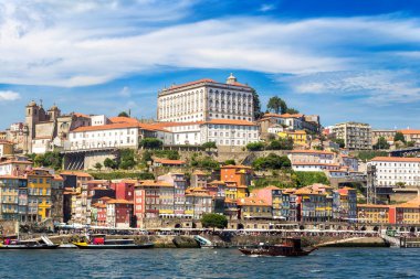 Turist tekne ve bir güzel yaz günü, Portekiz Porto Douro Nehri