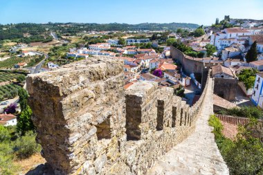 Şehrin Ortaçağ Obidos bir güzel yaz günü, Portekiz Hava panoramik