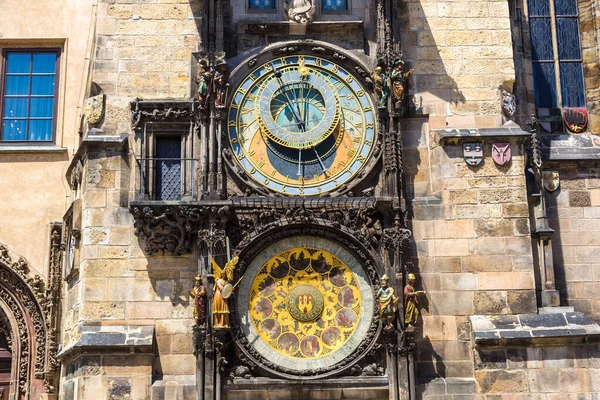 在一个美丽的夏日 捷克共和国布拉格的天文钟 — 图库照片