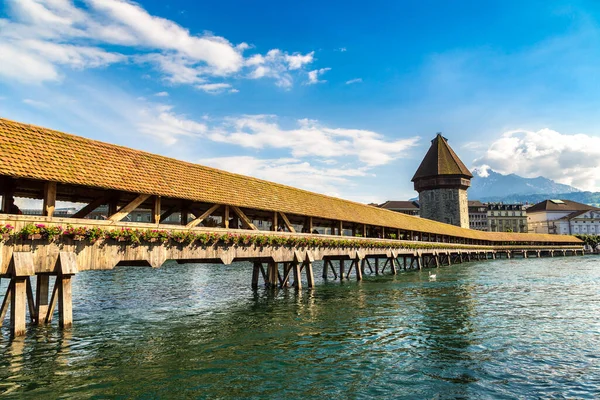 Célèbre Pont Chapelle Lucerne Par Une Belle Journée Été Suisse — Photo