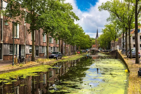 Kanal Historiska Delen Delft Vacker Sommardag Nederländerna — Stockfoto
