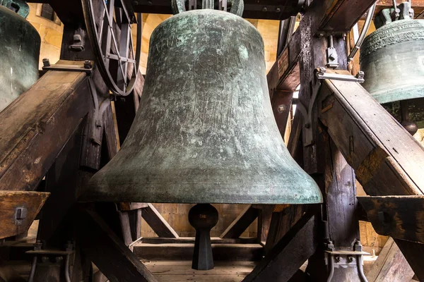 美しい夏の日に古い教会の鐘 — ストック写真
