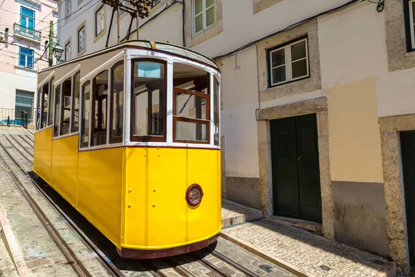 在城市中一个美丽的夏日 葡萄牙里斯本中心凯莱缆车 — 图库照片
