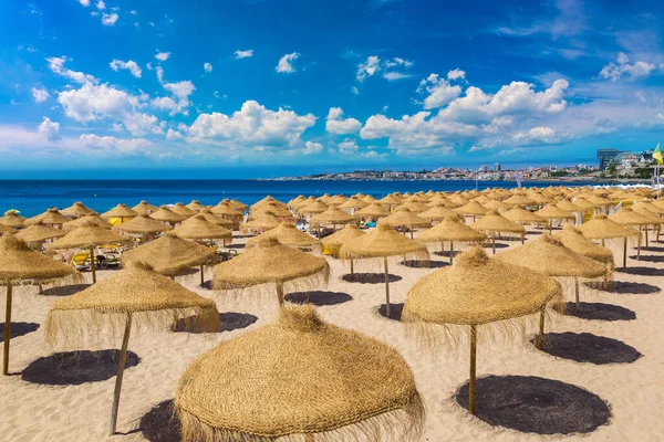 Portekiz Güzel Bir Yaz Gününde Estoril Halk Plajındaki Şemsiyeler — Stok fotoğraf