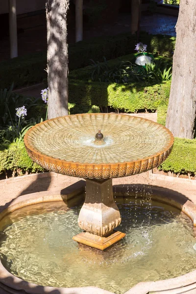 在一个美丽的夏日 西班牙格拉纳达的阿尔罕布拉宫的摩尔人宫喷泉 — 图库照片