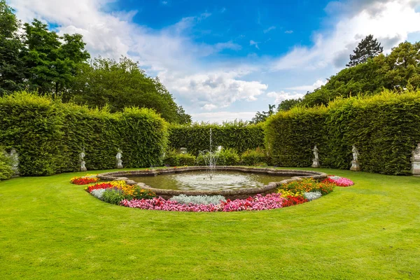 在一个美丽的夏天 德国特里尔的一个公园里的喷泉 图库照片