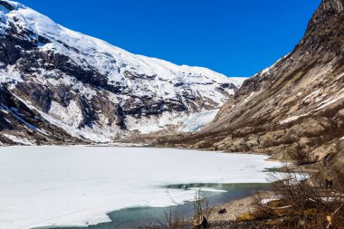 Nigardsbreen buzul Nigardsvatnet Jostedalsbreen ulusal parkında güneşli bir Norveç'te