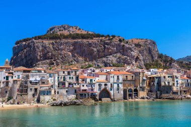 Liman ve Sicilya Cefalu, İtalya güzel yaz günü'eski evleri