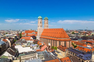 Katedral Frauenkirche Munich, bir güzel yaz günü Almanya'da