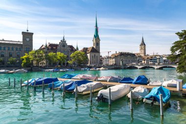 Saat Kulesi bir güzel yaz günü, İsviçre Zürih'in tarihi bölümünde Fraumunster Katedrali