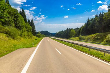 Almanya'da, bir güzel yaz günü Bavyera'da asfalt yol