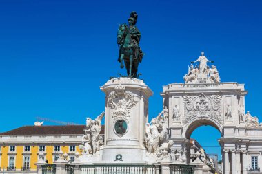 Praça do Comercio (Commerce Square) ve Kral Jose heykeli ben Lizbon, Portekiz bir güzel yaz gün