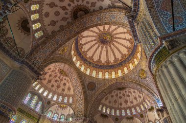 Güzel yaz günü Sultanahmet Camii (Sultanahmet Camii) Istanbul, Türkiye'de iç