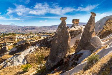 Devrent Vadisi Kapadokya, Nevşehir, Türkiye'de bir güzel yaz günü tepelerde üç Graces (üç Beautifuls) kaya