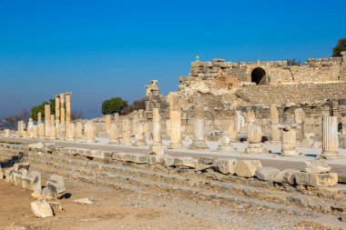 Antik kentin Efes, bir güzel yaz günü Türkiye'de antik Yunan şehir kalıntıları