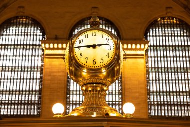 New York, ABD 'de Manhattan' daki Grand Central İstasyon Terminalinin ana salonundaki klasik klasik saat.