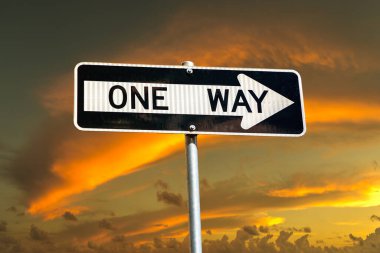 New York City, New York, ABD 'de gün batımına karşı tek yön işareti