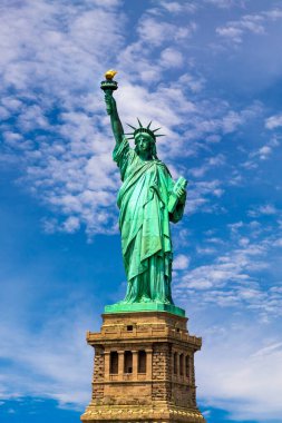 New York City, New York, ABD 'de mavi gökyüzüne karşı güzel bir bulut arka planına sahip Özgürlük Heykeli