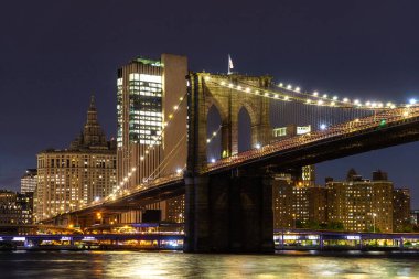 Brooklyn Köprüsü ve Manhattan şehir merkezinin panoramik gece görüntüsü New York City, ABD 'de gün batımından sonra